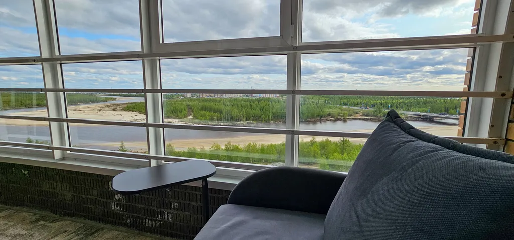 Большая студия с панорамным балконом, видом на реку