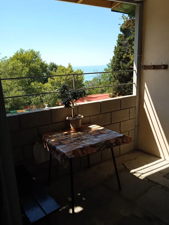 Уютный домик с собственным двором и видом на море, душ и туалет в доме