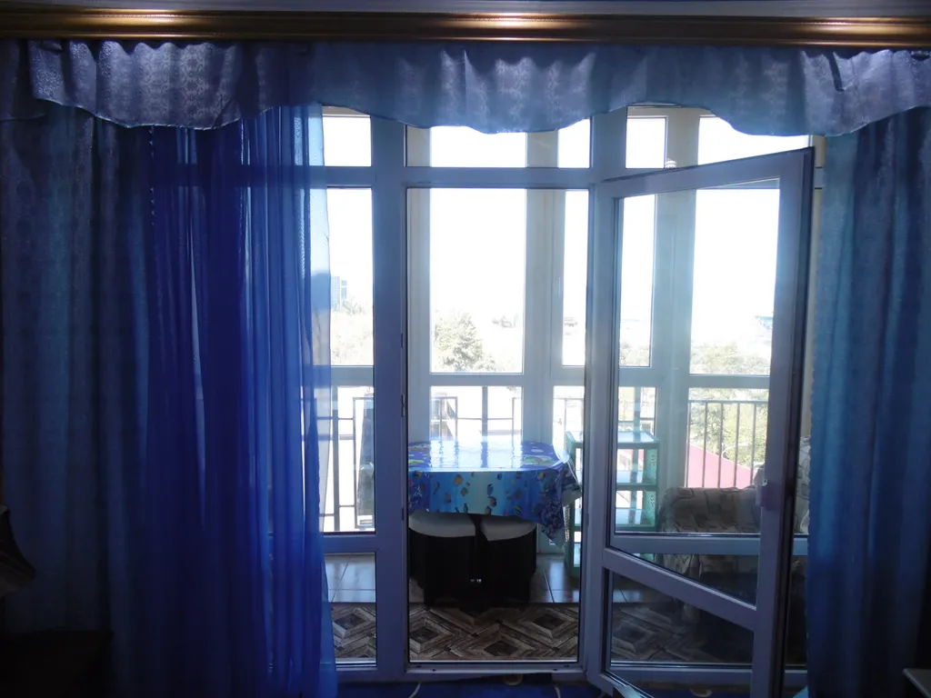 Апартамент в курортном городке с видом на море