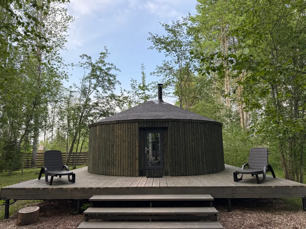 Дом и юрта на Валдае