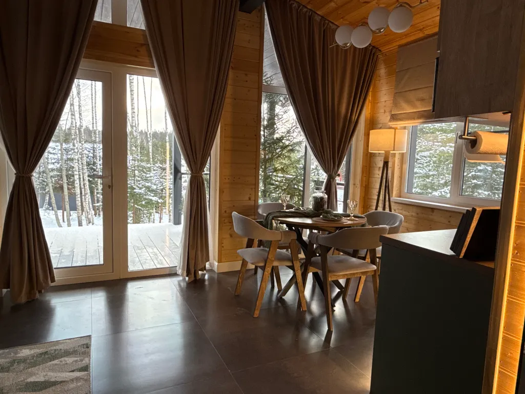 Дом в лесу с видовой терассой и чаном