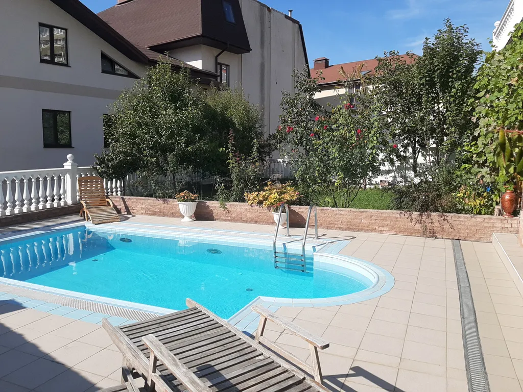 Дом с бассейном недалеко от моря