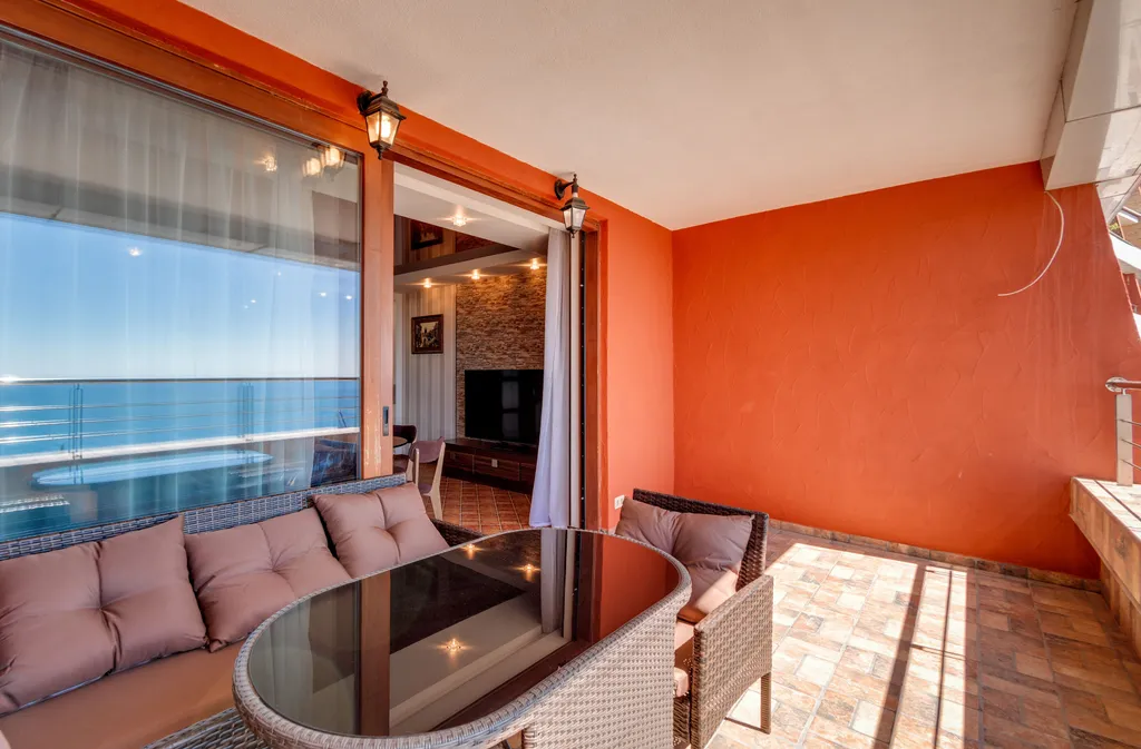 2-х комнатная современная квартира # 137 с видом на море