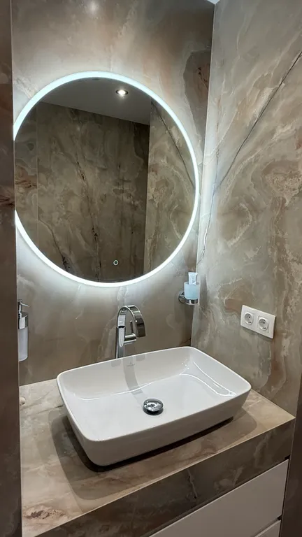 Лофт - мансарда с фронтальным видом на море