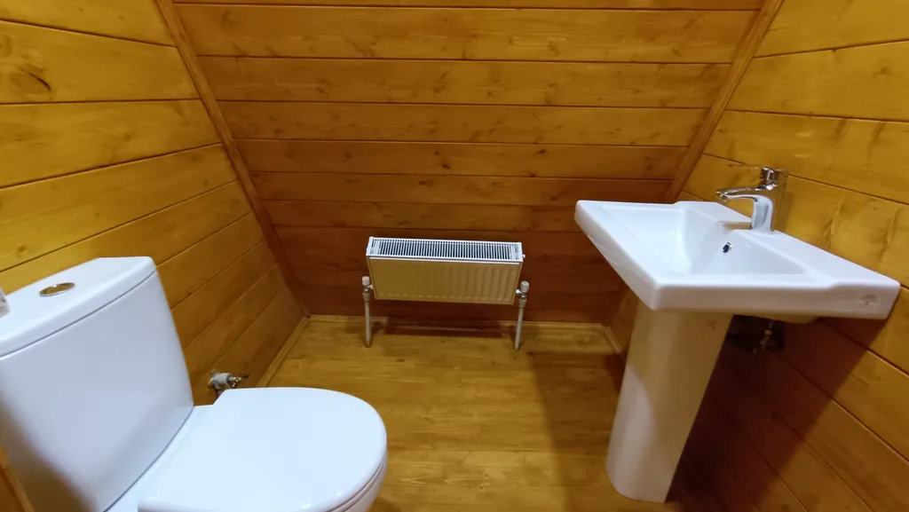 Большой деревянный треугольный дом (афрейм) с видом на бештау