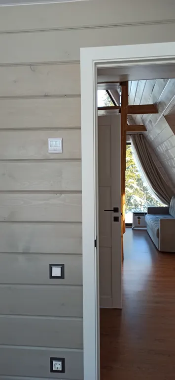 Уютный треугольный домик в лесу