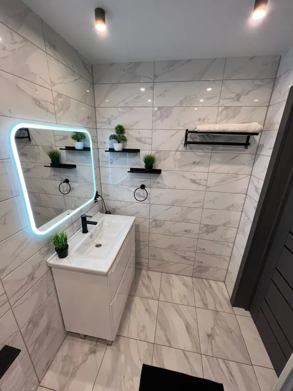 Дом и баня у реки