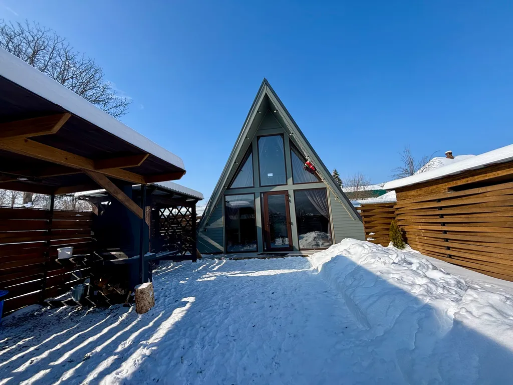 Отдельный домик а-фрейм с бассейном и видом на горы