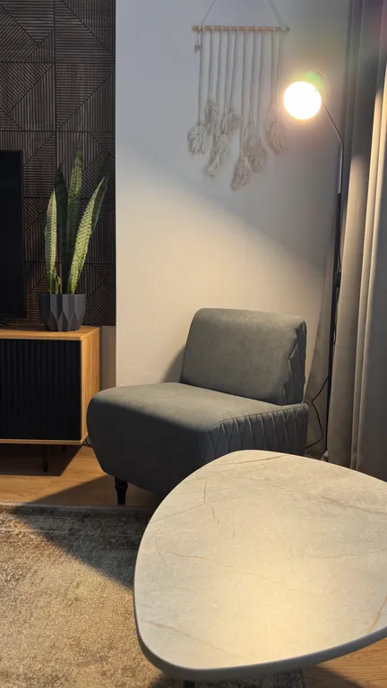 Евродвушка с высокими потолками и большими окнами, 2 кровати