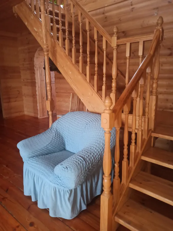 Двухэтажный дом за городом