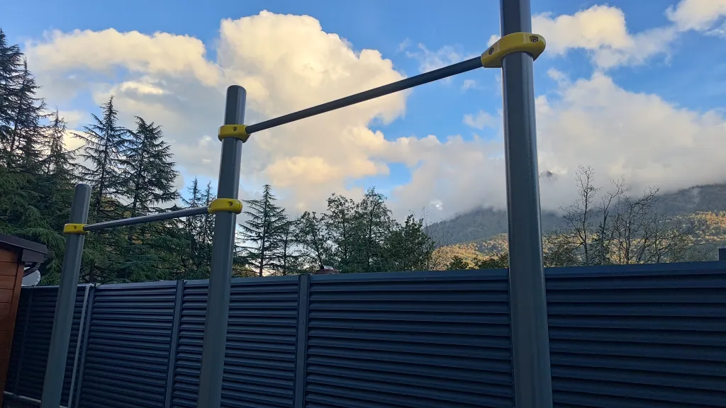 Студия с балконом вблизи гор