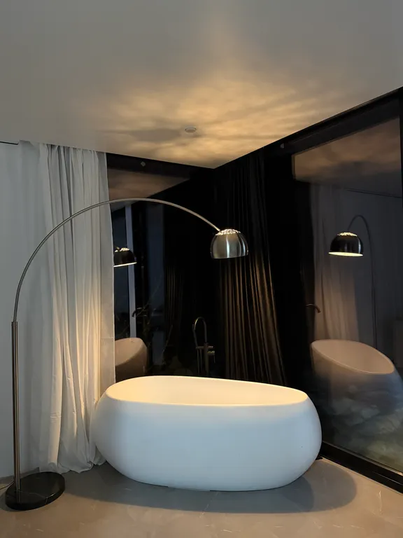 Домик с панорамной ванной в лесу