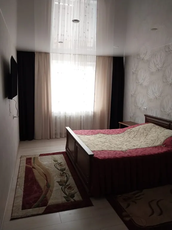 Улучшенная трехкомнатная квартира рядом с гостиницей