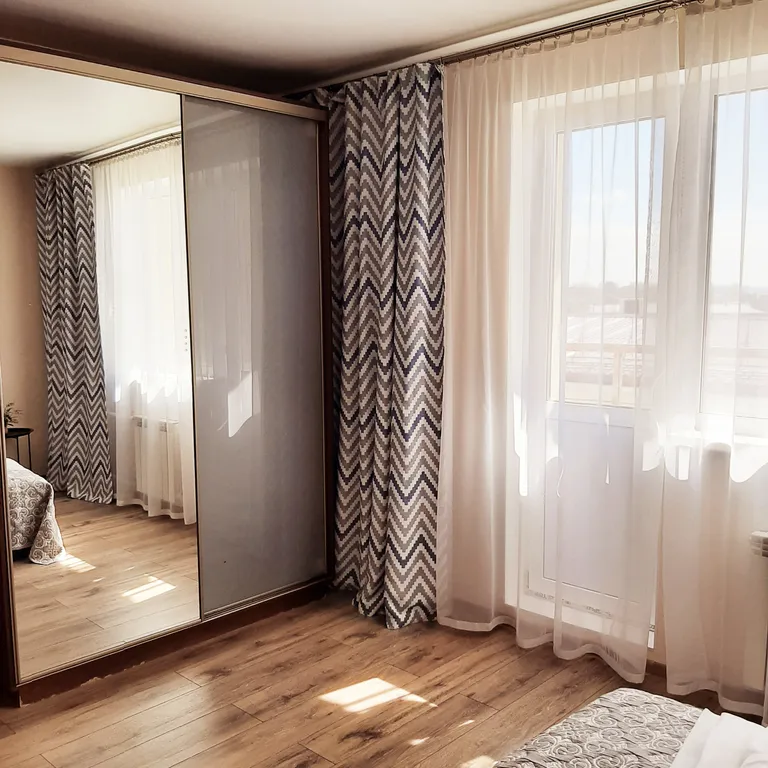 Просторная евротрешка с видом на Ангару и город