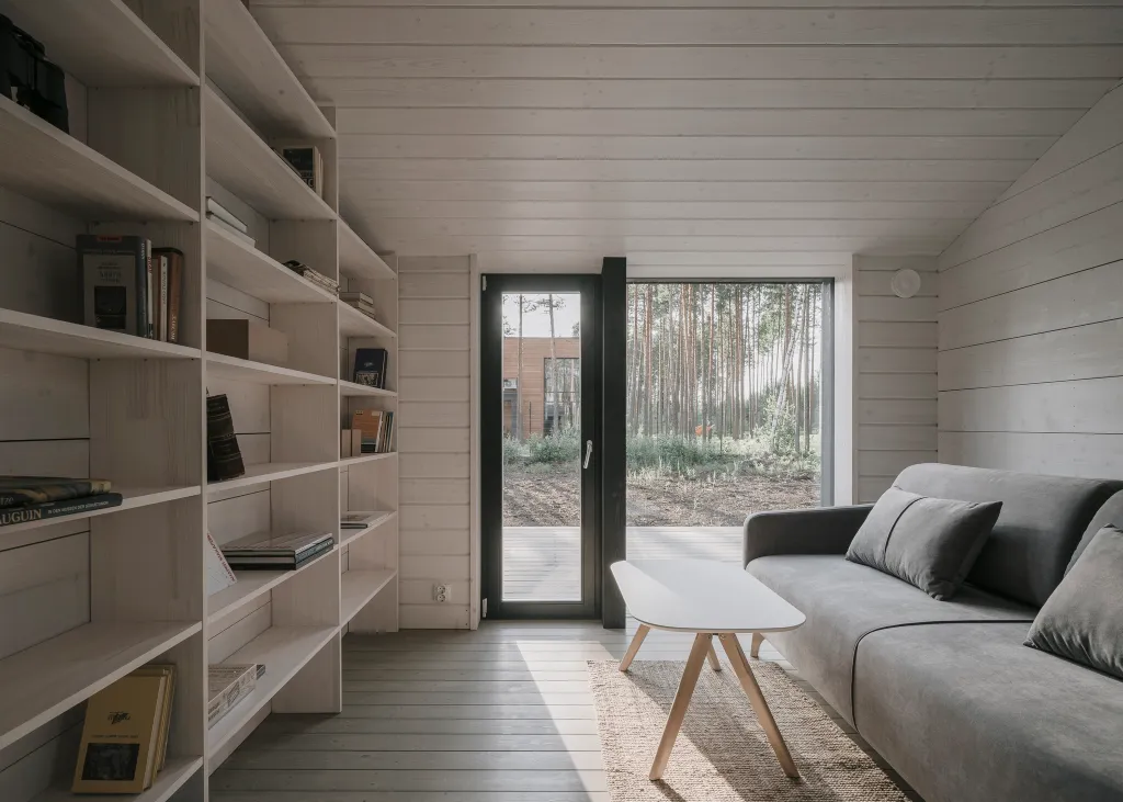 Загородный дом с просторной террасой и баней