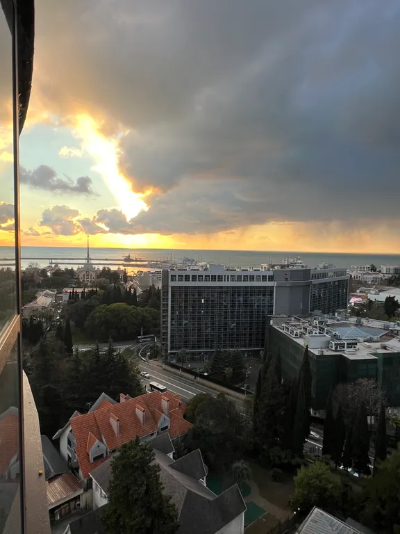 Уютная квартира с видом на морской порт и горы