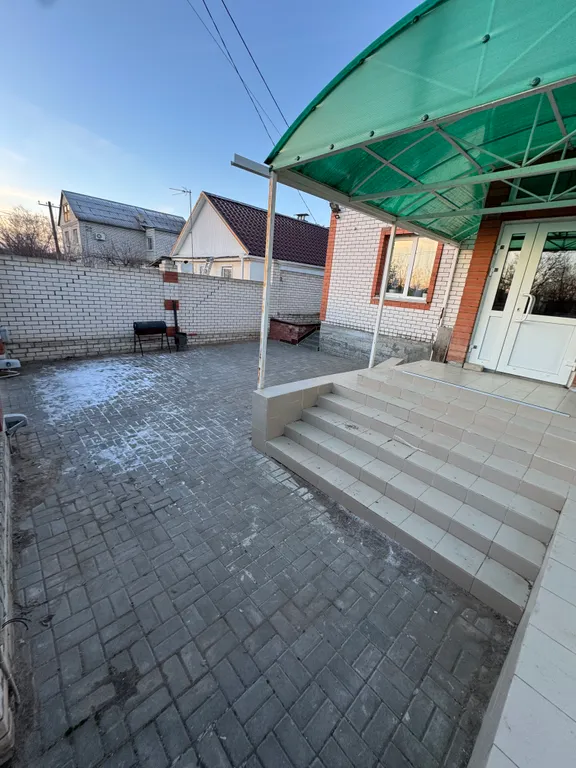 Дом с большим бассейном