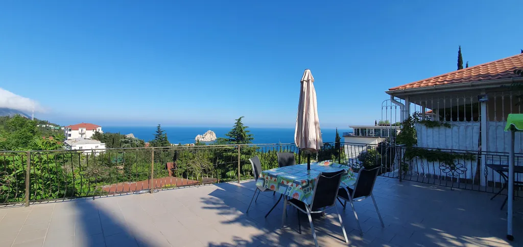 Коттедж с шикарной видовой террасой и шезлонгами