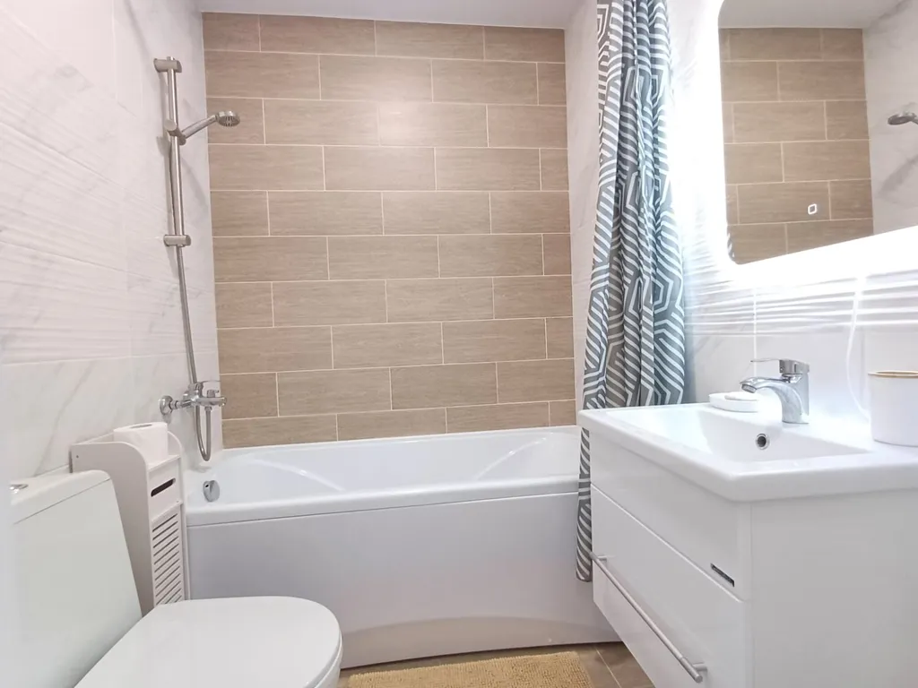 Современная студия для отдыха с видом на бассейн