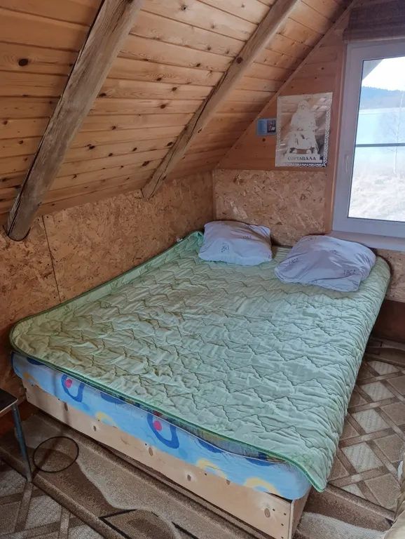 Домик на берегу озера