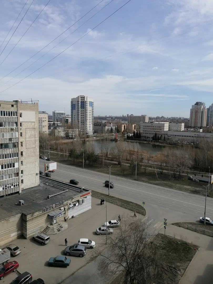 Вид на озеро и центр города. Можно наблюдать салют