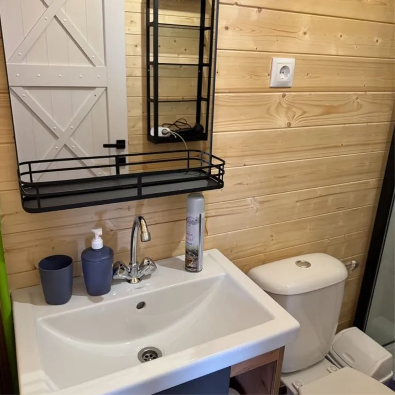 Афрейм в лесу с большой территорией