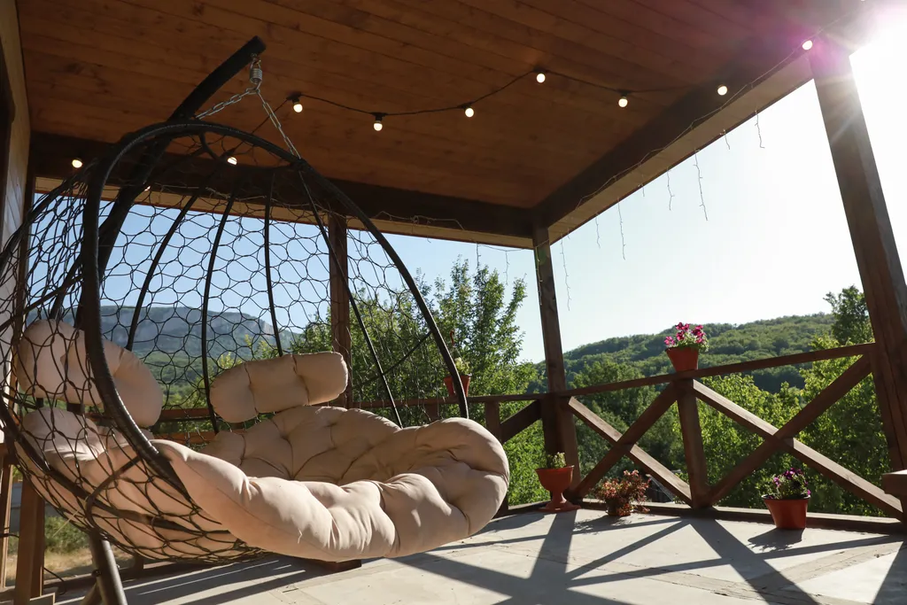 Коттедж Уютный современный дом в горах, крытая терраса с панорамой гор и озера — Соколиное