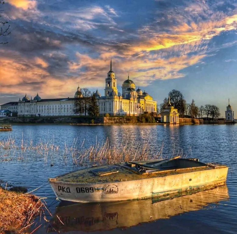 Глемпинго плот на Селигере у монастыря