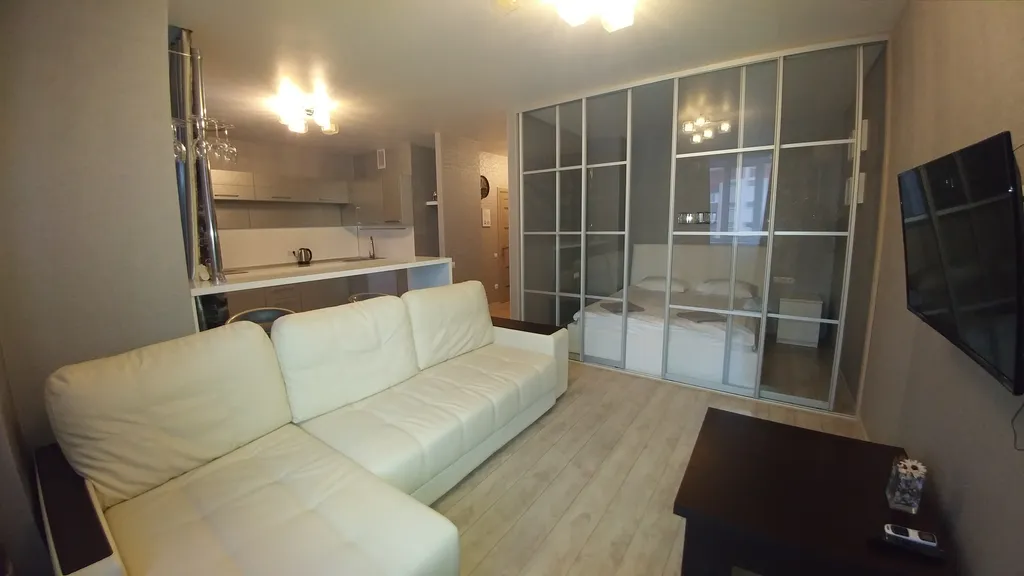 Уютная квартира-студия с дизайнерским ремонтом в новом высотном доме — аренда посуточно в Ульяновск