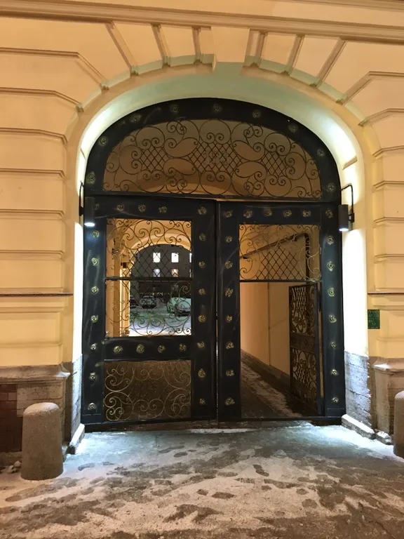 Тихий Невский у метро, с парковкой