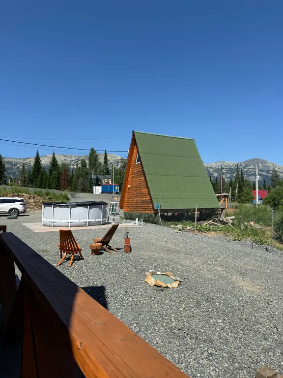 А-frame в окружении леса и гор