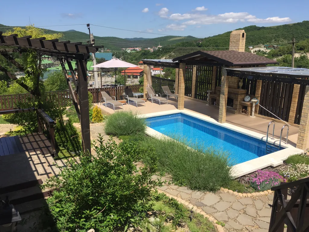 Вилла с бассейном и видом на озеро