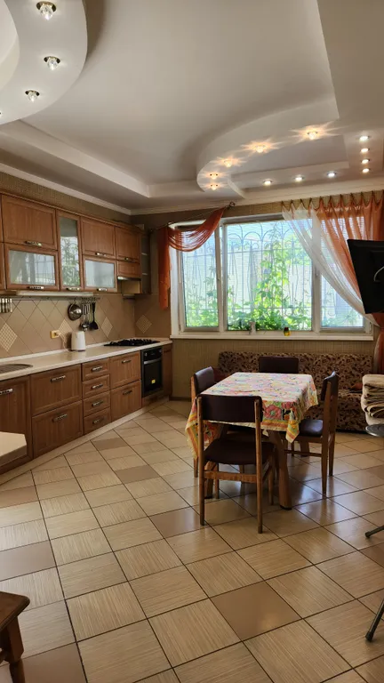 Дом с отдельным двором рядом с Театральной площадью