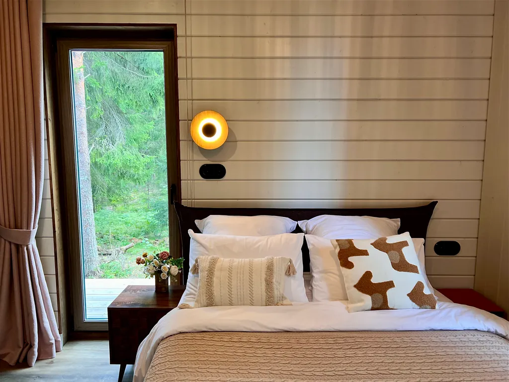 Дом Аура Леса на склоне с большой террасой и видом на лес и реку