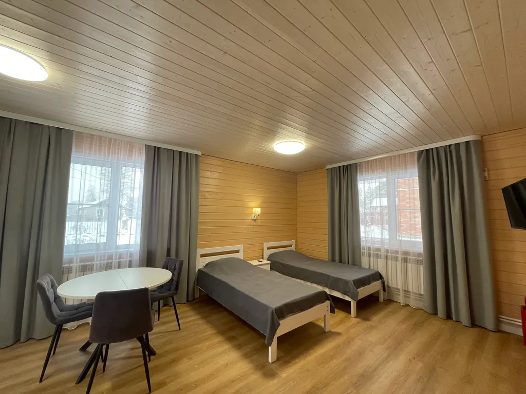 Студия на берегу озера рядом с сосновым бором