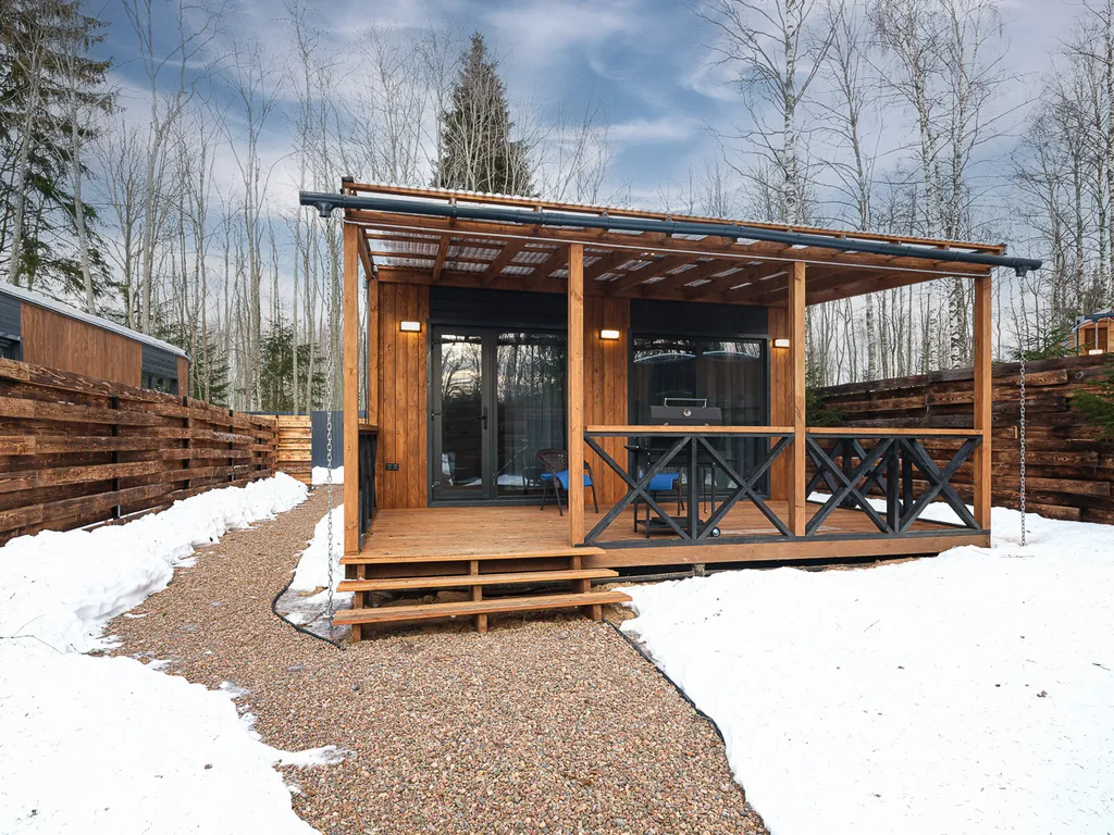 Семейный коттедж с баней и чаном в Шишкин Плейс в хвойном лесу — аренда посуточно в Новожилово