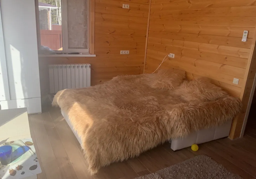 Уютный дом у леса и озера