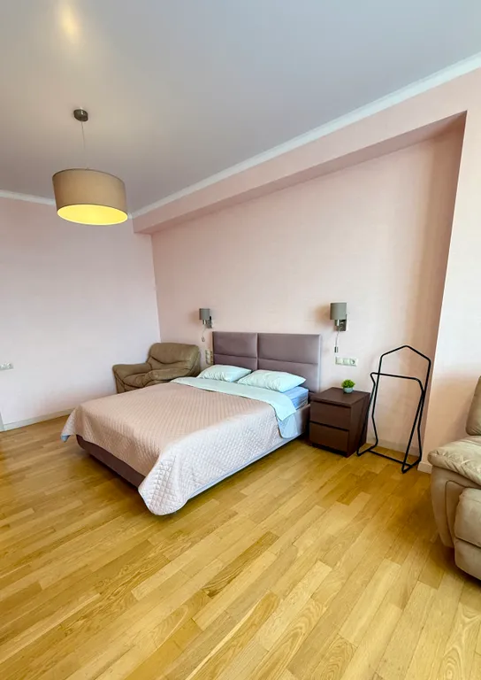 Просторный апартамент с видом на комсомольский парк рядом с озером