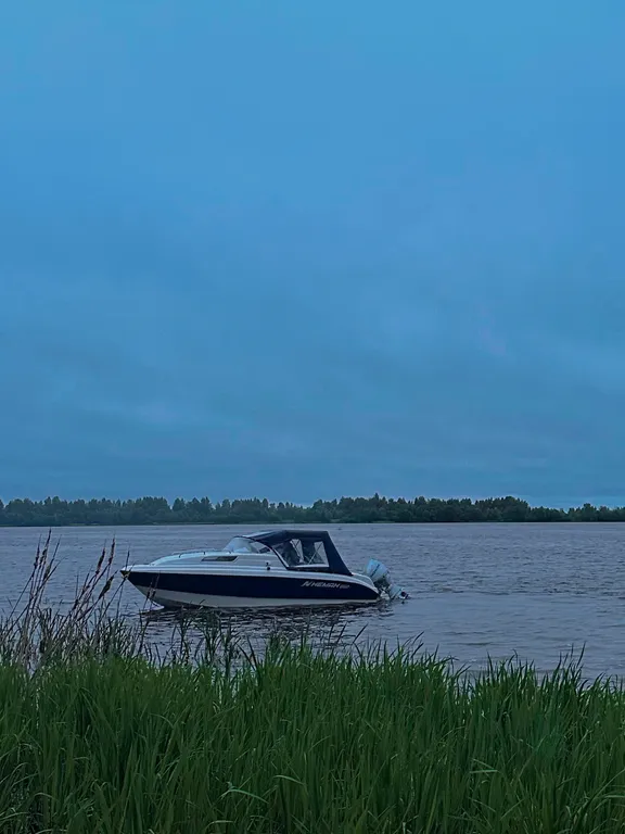 Двухэтажный дом на берегу реки Волга