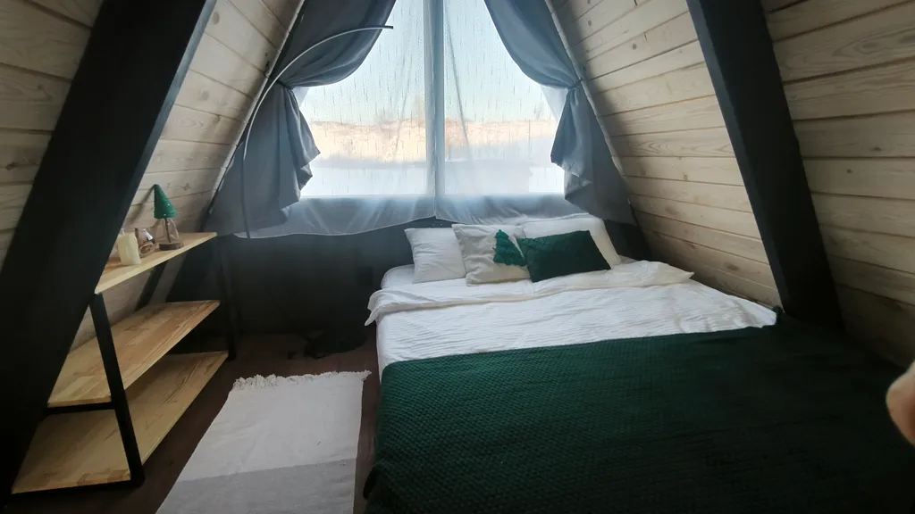 Двухэтажный а-фрейм с панорамным остеклением и террасой