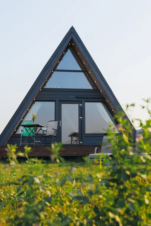 А-фрейм Ель на берегу реки