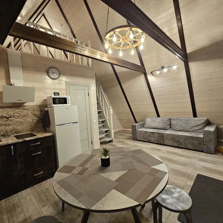 Шестиместный коттедж с изолированным участком 10 соток №1