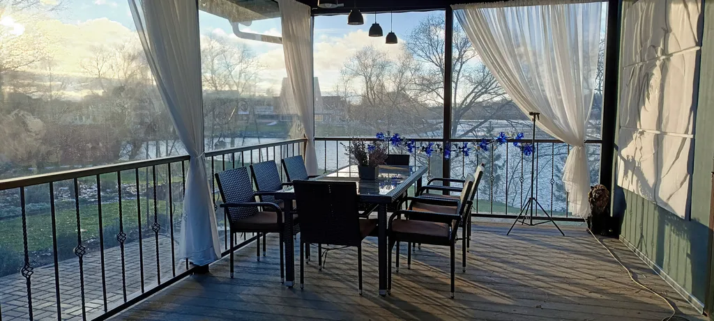 Стильный дом у реки с баней