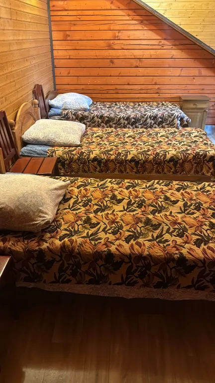 Деревянный коттедж с большой территорией рядом с городом