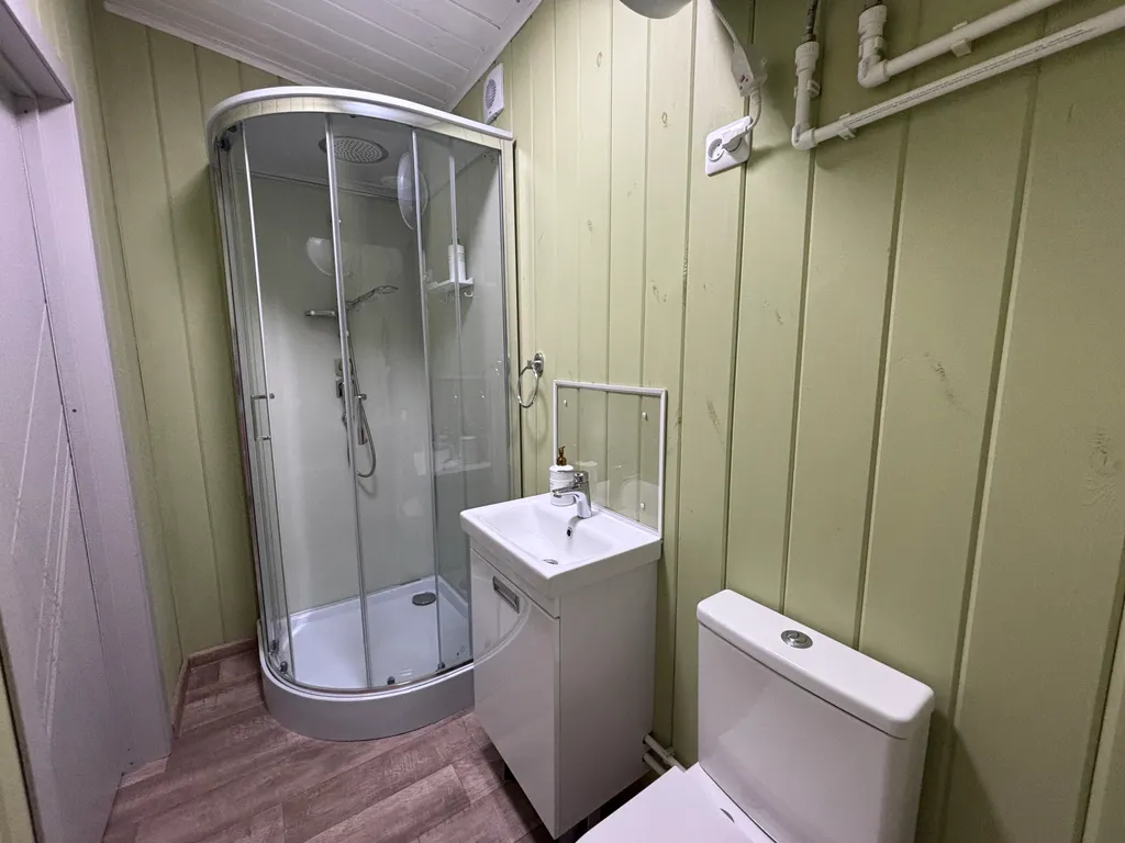 Новый, уютный дом на огороженной территории