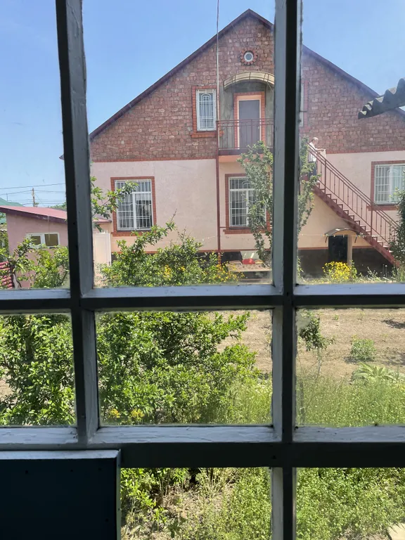 Небольшой дом в цветущем саду