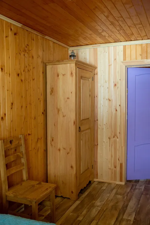 Уютный деревянный дом на берегу реки