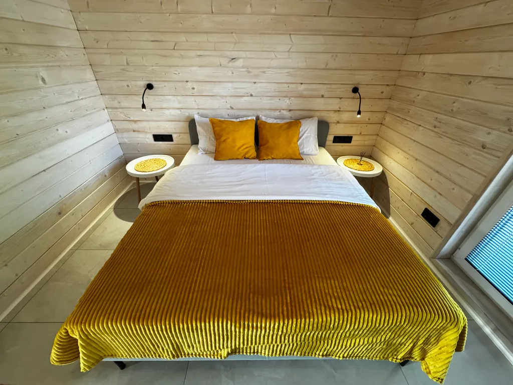 Дом на берегу озера и моря