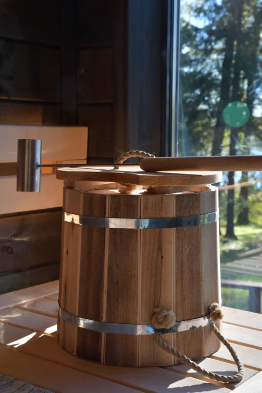 Уютный дом на живописной поляне в лесу с панорамными окнами