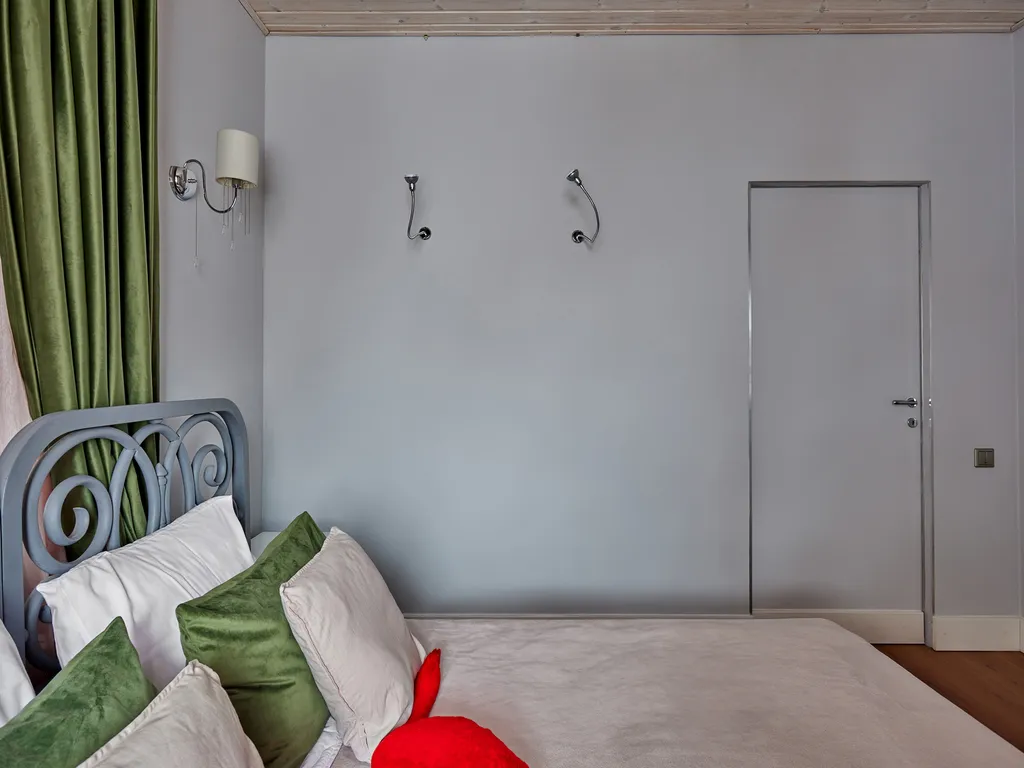 Красивый коттедж у озера для семьи в 20 минутах от города